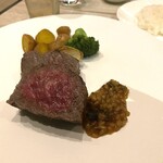 ザ ガーデン ブラッスリー&バー - 黒毛和牛のステーキ、金柑味噌ソース。