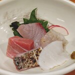うなぎ食堂 柳ばし - 刺身五点盛り　カンパチ、マグロ、ヒラメ、太刀魚炙り、水タコたぶん炙り柚子胡椒で