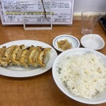 幸楽 - 漬け物もついてきます