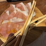 Calma - 切りたて生ハムとグリッシーニ