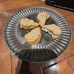 Calma - 濃厚な鶏のレバーペーストのクロスティーニ