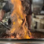 虎視眈々 - 夏でも冬でも炎を立ち上げ豪快に焼く炭火焼料理。