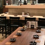 虎視眈々 - 25席の小さいお店。渋谷にあって渋谷らしくない雰囲気。