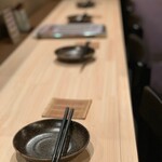 虎視眈々 - ちょっと落ち着くカウンター席。