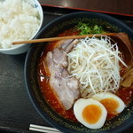 Nihon Zaka Pakingu Eria Nobori - 赤富士ラーメン（840円）‥辛さ倍・サービスライスは大盛り