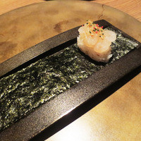 六雁 - 一口の寿司　白海老　錦胡麻