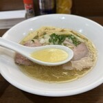 煮干し中華そば 魚魚 - 綺麗なスープ　完成度高い