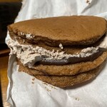 千秋庵 - 料理写真:巴里銅鑼 チョコレートの中身 持って帰り方が雑だったようです…