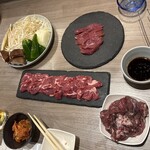 ジンギスカン×厚岸牡蠣  ラムグチカズヤ - 左から焼き野菜、ラムシャトーブリアン、ラムチャックロール、ラムグチ特製塩ジンギスカン