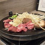 ジンギスカン×厚岸牡蠣  ラムグチカズヤ - 溶岩プレートで焼く生ラムジンギスカン