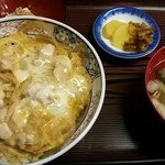 よし乃 - 親子丼700円。冷や奴、みそ汁、お新香付き。