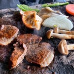 きのこの里 鈴加園 - 石の上で焼く風情　これがいいのです！