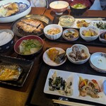 kitchenラビット - メインが来たらこんなにww
      四人用の卓に２人だったから良かったが、
      ３人以上だったら乗り切らんよこれ