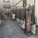 kitchenラビット - 奥の民家が店舗
      これでも10年前よりは立て看板が増えて
      分かりやすくなったかもww