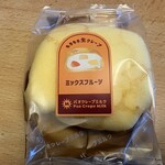 パオ クレープ ミルク - 料理写真:ミックスフルーツ１６２円。  ミルクオリジナルクリームの中に白桃とりんごとみかんをトッピングしてあります。