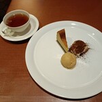 横浜馬車道 旬の肉料理イタリアン オステリア・アウストロ - リコッタチーズと安納芋のチーズケーキ、ティラミス、キャラメルとナッツのプラリネジェラート
