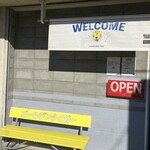 ゴールデンタイガー - ポップな待ち椅子　中から聴こえる陽気な音楽が心地良いね♪