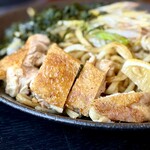 焼麺 晃のや - 皮がカリっカリの鳥肉♪うまし〜