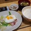 すき家 - ベーコンエッグ朝食【ご飯:小】(税込420円)
①ベーコン&目玉焼き&萵苣②牛蒡&蓮根&人参&木耳&油揚げ&春雨のサラダ③白ご飯⑤お味噌汁(油揚げ&若布&刻み青葱入り)⑤味付海苔