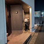 とんかつ成蔵 - 一軒家の1階にお店はあります。