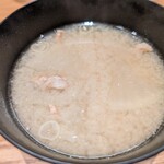 とんかつ成蔵 - 豚汁は白味噌でしょうか？美味しいです。