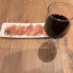 Cerveza Japan Rarapoto Tokyo Bei - ハモンセラーノ(生ハム)780円、赤ワイン(グラス)680円