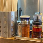 麺屋鈴春 - 卓上調味料です。