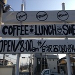 店の外の看板