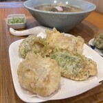 手打ちうどん 上を向いて - かしわ天マスト