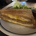 アーモンド ホステル アンド カフェ - クアトロフォルマッジ　サンドイッチ