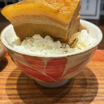 ramen club トトノエ - インパクト抜群の角煮がドーン！