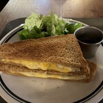 アーモンド ホステル アンド カフェ - クアトロフォルマッジ　サンドイッチ