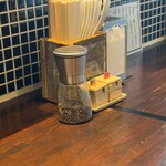 ramen club トトノエ - 卓上調味料です。塩と一味があります。