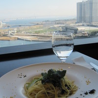 IL PINOLO SKY TERRACE 横浜 - 手前は湘南シラスのペペロンチーノ