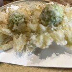 浅草 ひら山 - 花びらが開いたように天プラにした見事なふきのとう