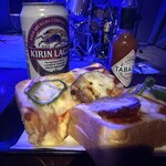 シンジュク・ピット・イン - 追加のビール（600円）とピザトースト（800円）