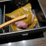 やっちろ - 今回は桜もちも付いてました。半分粒あん半分位こし餡の珍しいタイプ　葉っぱの潮気は余り感じられず