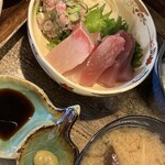 居酒屋もくもく - お刺身（まぐろ・ぶり・ねぎとろ）、ご飯、具沢山味噌汁