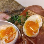 ラーメンLab ろじっく - 半熟具合がいい感じ♪