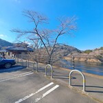 湖畔の里つきがせ - お店の駐車場から月ヶ瀬湖を見る