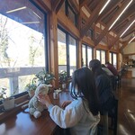 湖畔の里つきがせ - 窓際の長いカウンター席からは月ヶ瀬湖が見えます