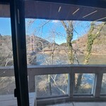 湖畔の里つきがせ - お店から月ヶ瀬湖を眺める