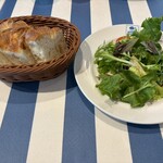 PIZZERIA MAR-DE NAPOLI - パスタのフォッカチャとサラダ、そこそこ量があります。