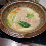 博多水炊き・鶏すき鍋 西新初喜 - 野菜投入