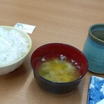 だるまの天ぷら定食 - ご飯、味噌汁、セルフのお茶。