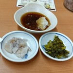 だるまの天ぷら定食 - 天つゆとお替わり自由のいかの塩辛と高菜の漬け物。