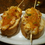 Bar Goiz Argi - 香ばしい海老の鉄板焼に爽やかな野菜ソース、人気の海老プランチャ