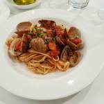 ペルケノー - メイン：あさりとイカのトマトのパスタ　イカがやわらかくあさりのだしも出ていて美味しい。ボリュームたっぷりです。