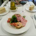 ペルケノー - 前菜盛り合わせ：レバーペースト、生ハムなど、エビ、スモークサーモンの赤ピーマンソース。どれも美味しいです。ふわふわしっとりのフォカッチャはおかわりできます。