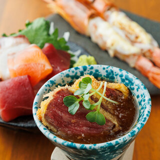 ＜必食の名物メニュー＞おぼれる牛カツ＆ほぼ生えびまよ